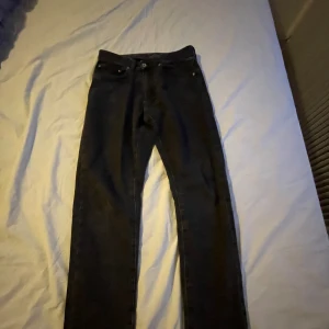 Vailent jeans XS - Säljer gamla jeans då de är för små. Slitage på baksidan och fickor. Slim fit.