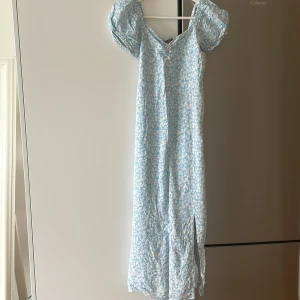 Ljus blå lång klänning - Midsommar klänning i en charmig ljus blå färg, det är i storlek small, och aldrig använd då den är för liten, köpte förra sommaren från chiquelle. Därav inga bilder på. 