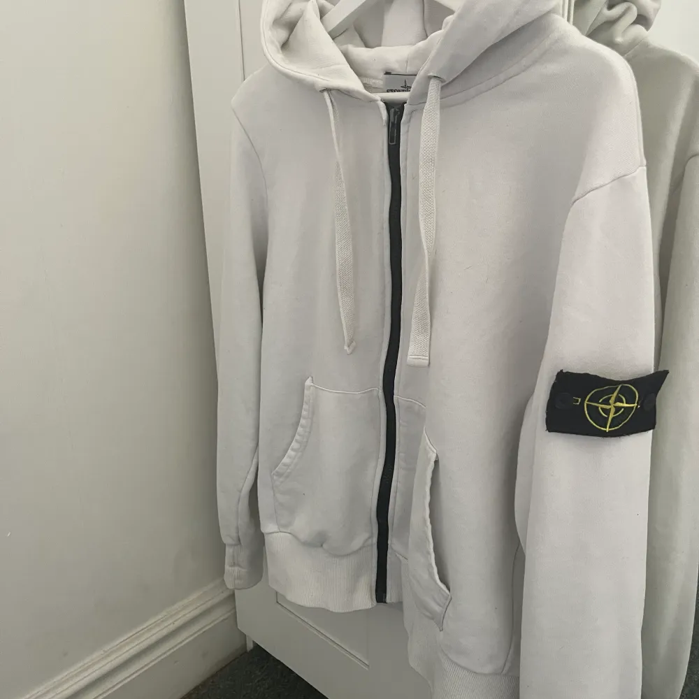 Stone island vit🌟. Hoodies.