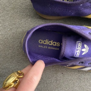 Wales Bonner adidas skor - Adidas skor från kollektionen Wales Bonner X adidas Nizza low i lila färg. Använda några få gånger, nyskick! Kommer med cremevita skosnören!