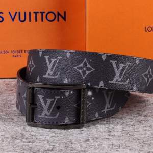Detta 115 cm långa identiska Louis Vuitton-bälte erbjuder en klassisk design med den välkända LV-logotypen. Trots att det inte är ett äkta Louis Vuitton, ger det ett sofistikerat utseende som kan passa olika stilar. 