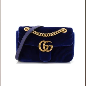 Gucci Marmont Mini - Gucci Marmont Velvet Mini Säljer min Gucci väska som jag köpte 2018. Inte i helt nyskick men väldigt fin. Kvitto finns självklart. När jag köpte den var nypriset: 14.000kr Kan diskutera pris vid snabb och smidig affär! 😊 Skickar fler bilder om önskas
