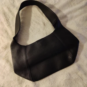 Svart väska - Från Nelly. Aldrig använd, nyskick, supersöt! 💞