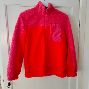 Teddyjacka - Älskar jackan men enbart använd en gång då jag tycker den sitter liiite för stort på. Inte alls särskilt oversized men lite. Som ny! 💞