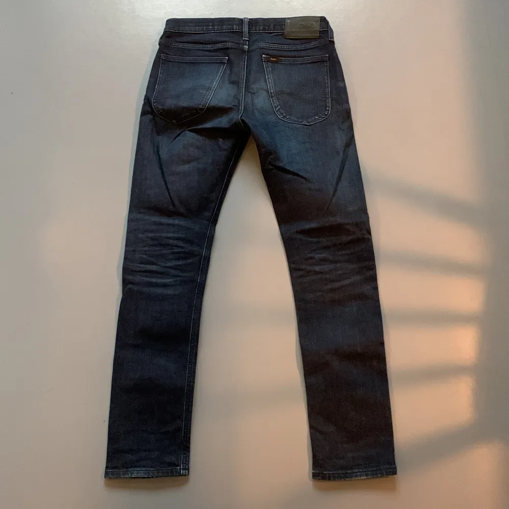 Blåa lee jeans i mycket bra skick. Jeans & Byxor.