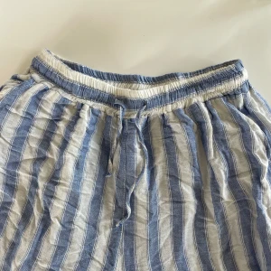 Blårandiga linnebyxor - Blårandiga linnebyxor från Design By Si, perfekta till sommaren! Skriv vid fler frågor💓💓