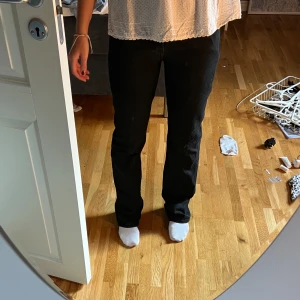 Svarta jeans bikbok - Svarta Lowrise straight leg jeans från bikbok❤️