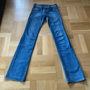 Diesel Bootcut jeans - Säljer dessa snygga lågmidjade bootcut jeans från diesel i storlek 25/34. Är i extremt bra skick!!!🌸 jag är ca 170 cm lång. Pris kan diskuteras☺️