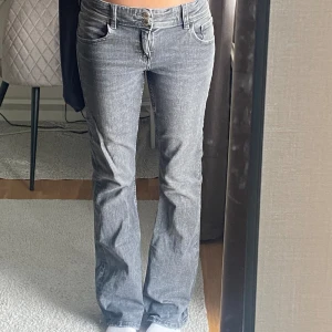 Lågmidjade bootcut jeans - Säljer dessa lågmidjade jeansen ifrån gina tricot, är ifrån gina youngs avdelning. Storlek 164 så passar 34-36 då man kan spänna åt i midjan. Fickor med knappar på baksidan