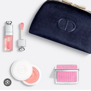 Helt nytt set från DIOR - Säljer ett helt nytt set från Dior. Helt slutsålt. Perfekta presenten! Innehåller: Backstage Rosy Glow 001 Pink blush  Crème Abricot Strengthening Nail Care Addict Lip Glow Oil 001 Pink Dior smink-necessär  Dior presentkartong/ask  Nypris ca 1500kr