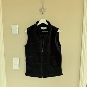 Väst John Henric  - Säljer en mörkblå manchester väst från John Henric  Skick: 10/10 Storlek: M  Nypris: 1500 SEK Kvitto? Ja