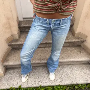 Lågmidjade botcut jeans från meltinpot 