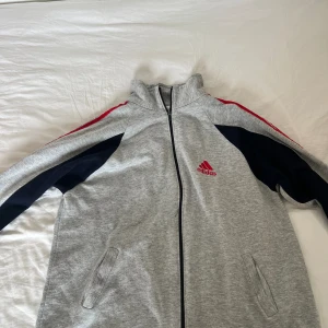 Vintage adidas - Vintage adidas kofta. Har aldrig haft på mig den.