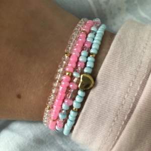 A pink and blue bracelet set in a brand new conditon. 🦋🎀 size: ab extra small !! 😍