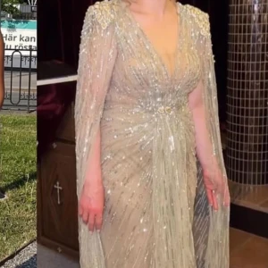 Festklänning - Glittrig och fin klänning som både passar till bal, fest eller bröllop! Som Nyskick, använd i några timmar och inga tecken på användning. Passar 38/40 Kemtvättad! 