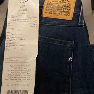 Replay anbass/Nya - Hej, säljer nu dessa byxor pga det var inget för mig☹️ köpte dom på replayjeans.com.  använde dom lite här hemma men ångrade mig sen och då vart lappen avklippt så gick ej lämna tillbaka tyvärr. Kom pm om du har någon fråga👌pris är ej hugget i sten.