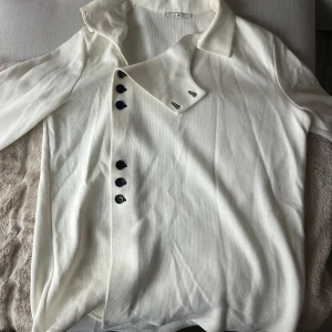 Stickat set - Stickat set, kan säljas separat också  Från märket RUE Storlek L Fin kvalite 