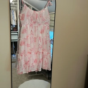 Sommarklänning - Helt ny! Somrig och luftig super söt klänning. Säljes pga fel storlek.