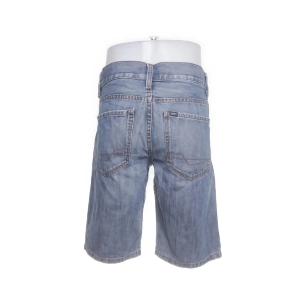 Ett par bra ljusblåa jeansshorts i storlek S i man storlek. Midjemått 84 cm. Shorts.