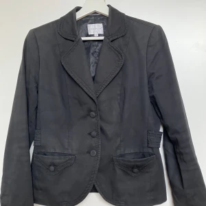 Kavaj  - Svart kavaj, aldrig använd (köpt secondhand). Har inte fått chansen att använda den, tror den passar någon annan mer. 