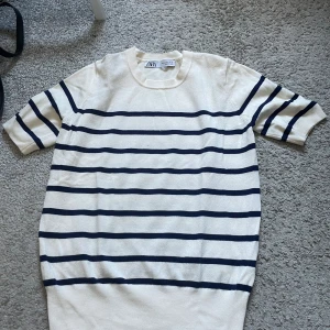 Zara tröja  - Kortärmad beige och blå randig tröja från Zara, den är i nyskick och använd fåtal gånger, strl S🫶🏻