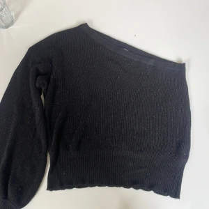 One shoulder tröja - Säljer denna jättefina stickade one shoulder tröjan som är glittrig. Den är från Belle rebel. Strl m men passar som s också💕 pris kan diskuteras!!