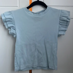 Topp - Fin topp som jag bara vill bli av med då den bara ligger i garderoben (har blivit för liten) är i ett bra skick