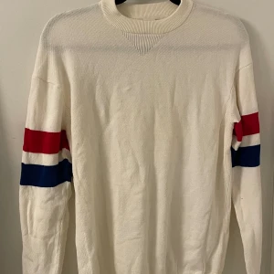 Vit och randig H&M Logg tröja - Fint skick, inga skönhetsfel, väl omhändertagen 