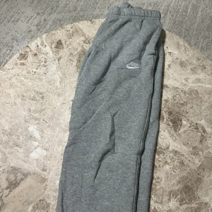 Nike byxor - Nike mjukis byxor som är utsläppta där nere, fint skick i storlek M
