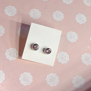 Örhängen 🩷 - Silvriga örhängen med rosa mittensten 🩷oanvända från guldfynd säljs då dom tyvärr inte används 