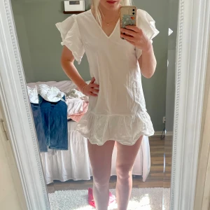 Volangklänning - Superfin klänning från booho! Råkade köpa petite så den är lite för kort för mig som är 164 cm!🤍 finns på flera sidor!