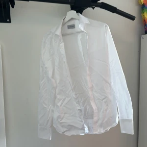 Roundhill skjorta - Vit skjorta av märket Roundhill. Ostruken och har några mindre fläckar och skavanker som säkert går att få bort, därav priset.
