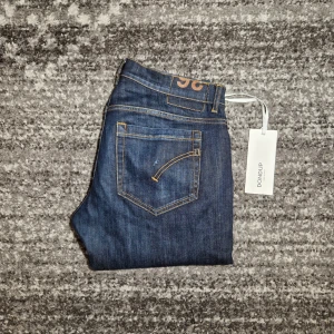 Dondup Jeans  - Tjena! Säljer ett par riktigt schyssta dondup jeans i modellen George. Skicket på jeansen är 9.5/10. Har du några frågor eller funderingar så hör av dig // IC_RESELL 