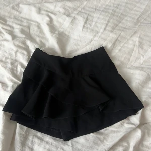 Shorts kjol - Storlek xs, jag bär vanligtvis S därför säljer jag dem, från river island, volang kjol med shorts 