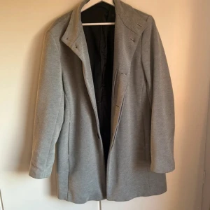 Rock - Fin rock dock en fläck högt upp på baksidan. Har inte försökt få bort den men med vård går det nog att få bort 