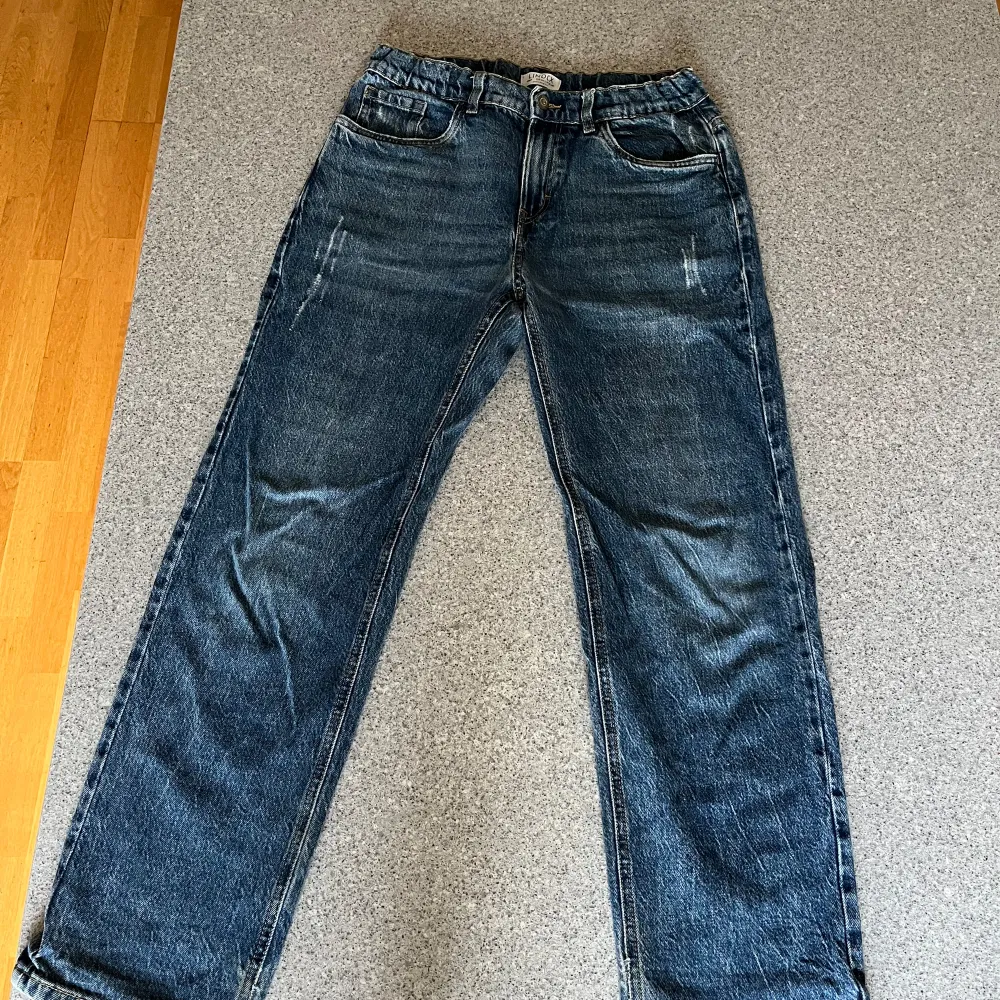  Snygga Vilgot jeans från Lindex storlek 13 / 14 år / / 164 cm . Oanvända passform loose. Pris 100. Jeans & Byxor.
