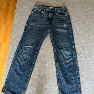  Snygga Vilgot jeans från Lindex storlek 13 / 14 år / / 164 cm . Oanvända passform loose. Pris 100
