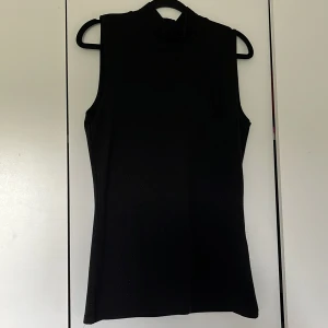 Sommartopp - Svart glittrig topp med polokrage som är perfekt till sommaren, aldrig använd och har prislapp🥰