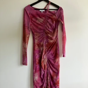 & Other Stories klänning  - Flerfärgad sommarklänning i asymmetrisk passform. Tunt tyg.