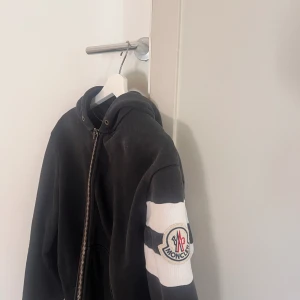 Moncler hoodie - Moncler hoodie cond 6/10 är storlek L men sitter som S/M