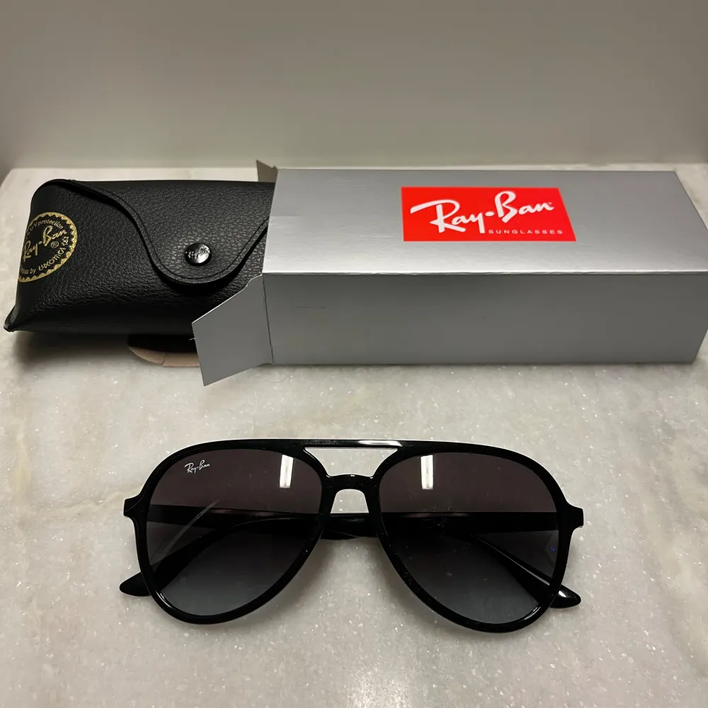 Ett par riktigt snygga Rayban cats solglasögon i färgen svart. Endast använda en gång, då dem ej riktigt passade mig (inga defekter). Alla tillbehör + box ingår. Nypris: 1278kr . Övrigt.