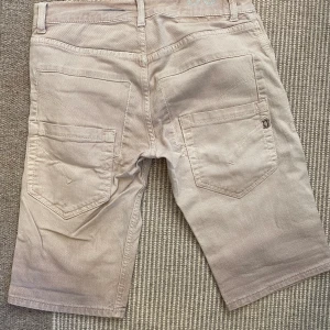 Dondup shorts  - Säljer ett par dondup shorts. Det finns lite fläckar där och var men KAN säkert  gå bort i tvätt/kemtvätt (ej testat). Solblekta. Det finns även småsmå hål i skrevet. Allt ni behöver veta! 