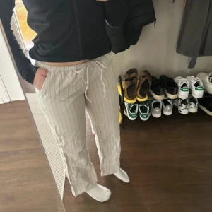 Linnebyxor - Ifrån h&m, använda men fint skick! Säljer då de är för korta för mig🎀