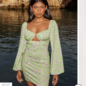 Blommig klänning - Superfin blommig klänning ifrån Nelly endast testad så nyskick!  Nypris 650