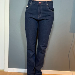 Memories by olé jeans - Jag säljer ett par jätte fina jeans som tyvär inte kommer till användning längre. Pris kan diskuteras vid snabb affär.  Färg mörkblå.  Storlek 38