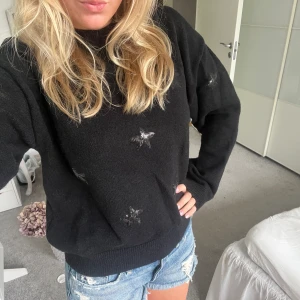 Svart stickad med små svarta stjärnor - Fin svart stickad tröja med små svart paljett stjärnor från Gina Tricot köpt i strl 164 men passar mig som är strl S❤️❤️