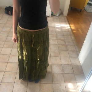 Maxikjol - Lång mönstrad kjol med spännbara snören i midjan! Jag är ca 175 cm för referens, släpar inte i marken för mig. Passar många storlekar. 🌴🦎