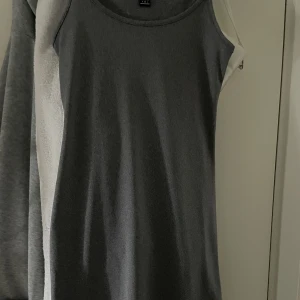 Grå klänning - Har inte använd den helt ny 