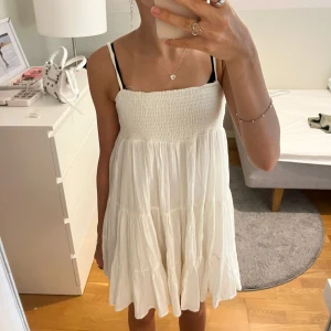 Zara klänning vit - Säljer denna zara klänning som inte finns att köpa längre, så snygg till typ skolavslutninen🤩🥰 lämna gärna prisförslag och skriv för fler bilder!