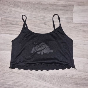 Linne  - Jättekort linne/topp. Svart linne som trycket har lossnat är ifrån shein  Storlek XS 